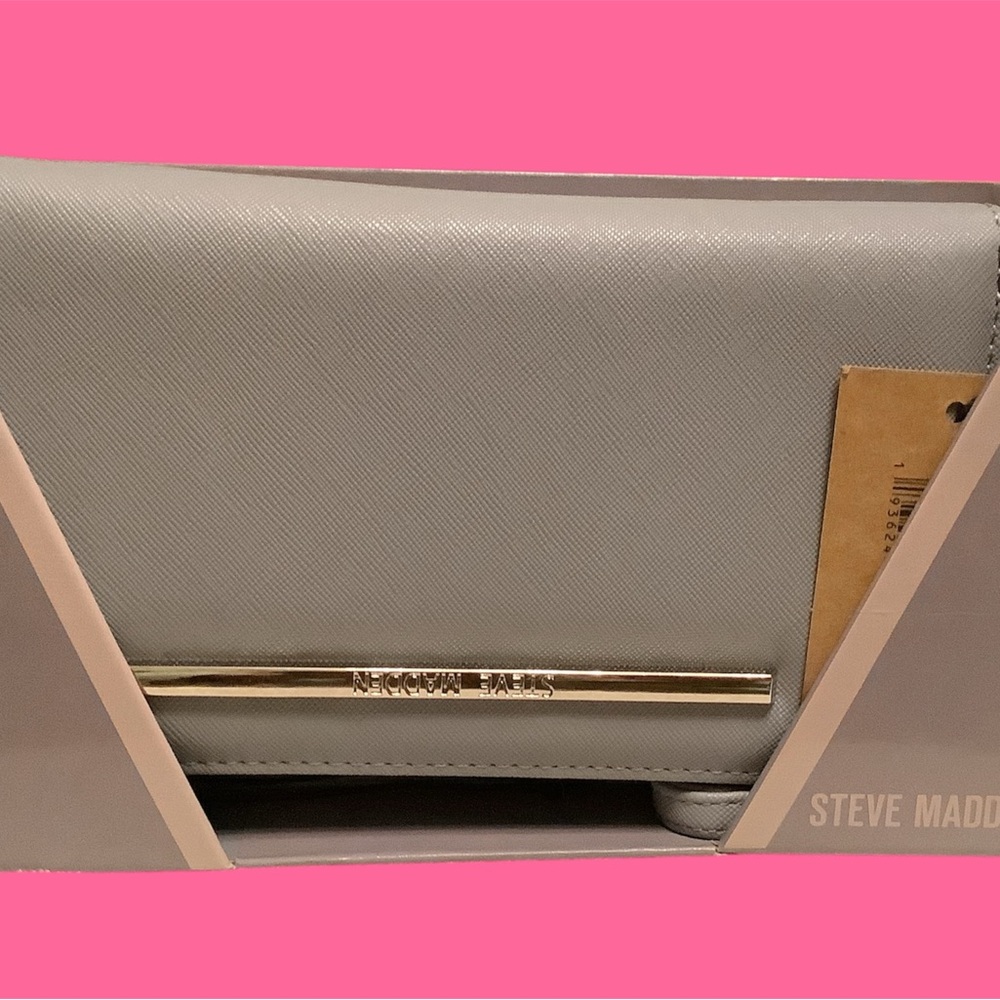 Steve Madden Basalt Grey BZippy Boxed Wallet. Lots of card slots. New in box.